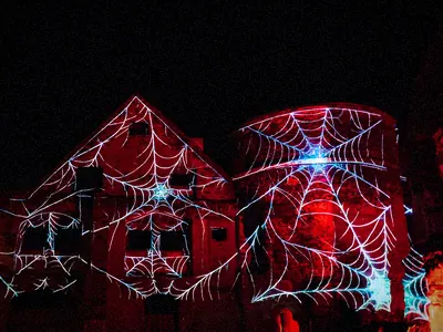 Mapping pajęczyn na pałacu i wieży Zamku Świny, Halloween 2025