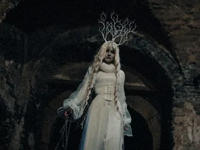 Biała Dama na szczudłach w koronie z gałęzi, Halloween 2025